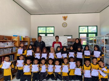 PENERIMAAN BANTUAN SERAGAM SEKOLAH BAGI SISWA SDN 63 KANDOA