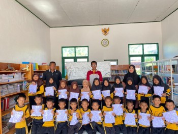 PENERIMAAN BANTUAN SERAGAM SEKOLAH BAGI SISWA SDN 63 KANDOA